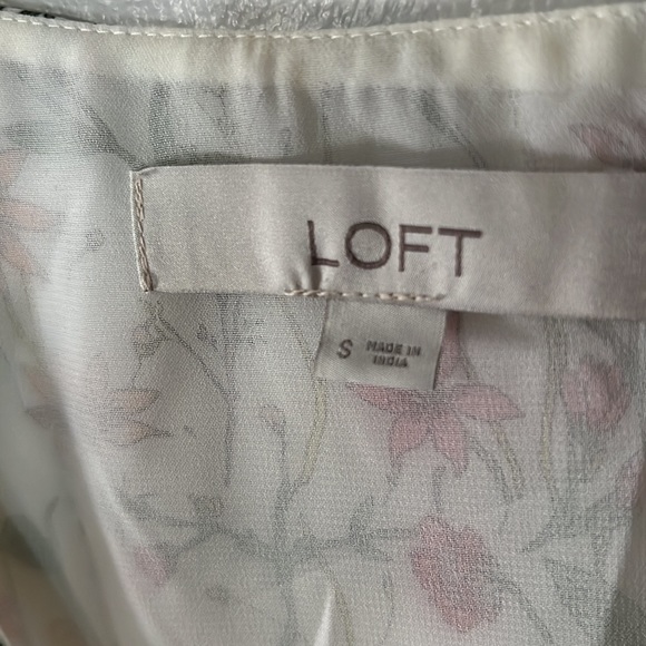 3/$15 SALE LOFT Long Sleeve V-Neck Floral Blouse - Picture 3 of 5